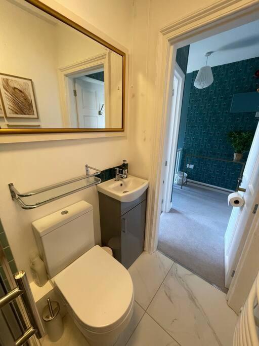Apartment 3-bed Luxe Townhouse Gem. Escape In Style!