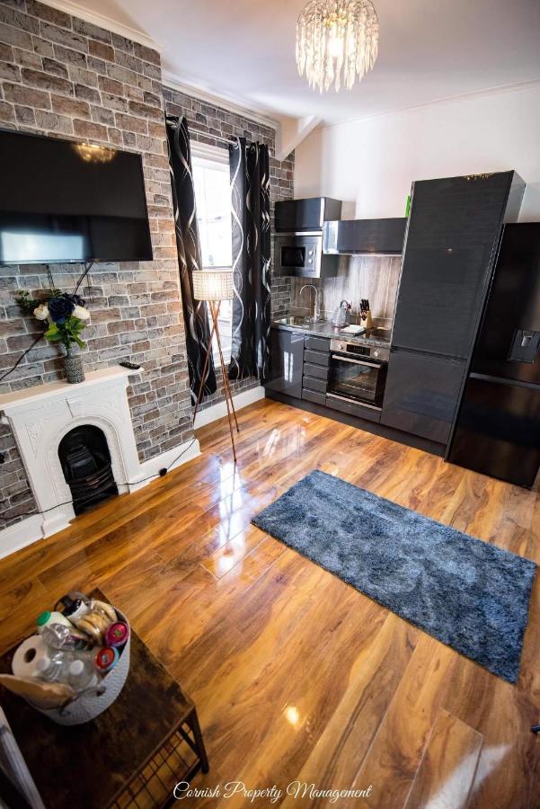 River Street Apartment *