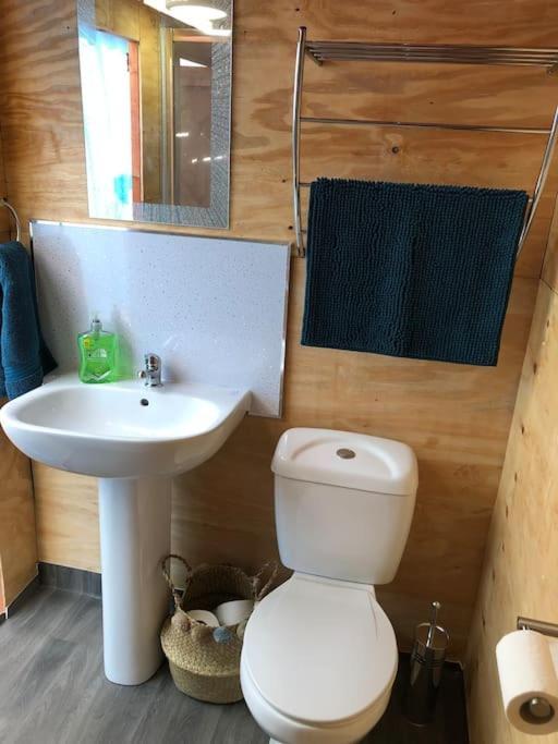 Cox Hill Glamping Badger Luxury tent