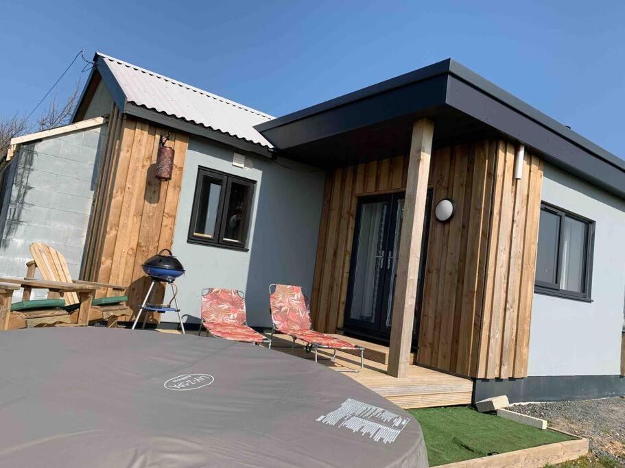 New! With Hot Tub, Wood Burner And Fab Views *
