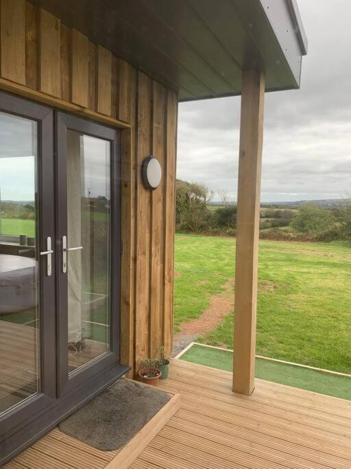 New! With Hot Tub, Wood Burner And Fab Views *