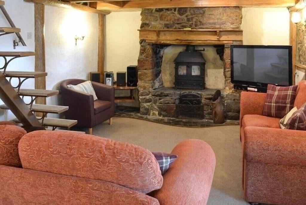 Large Family House - Sleeps 10. Location. 15 Mins From Coast.