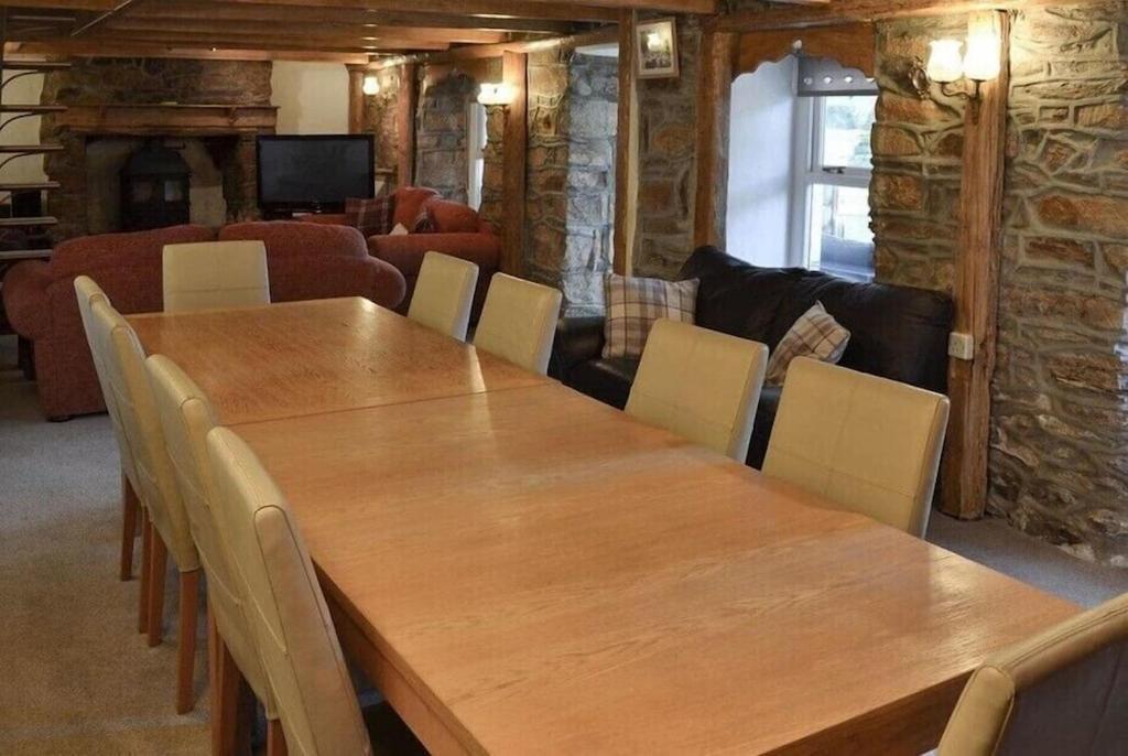 Large Family House - Sleeps 10. Location. 15 Mins From Coast.