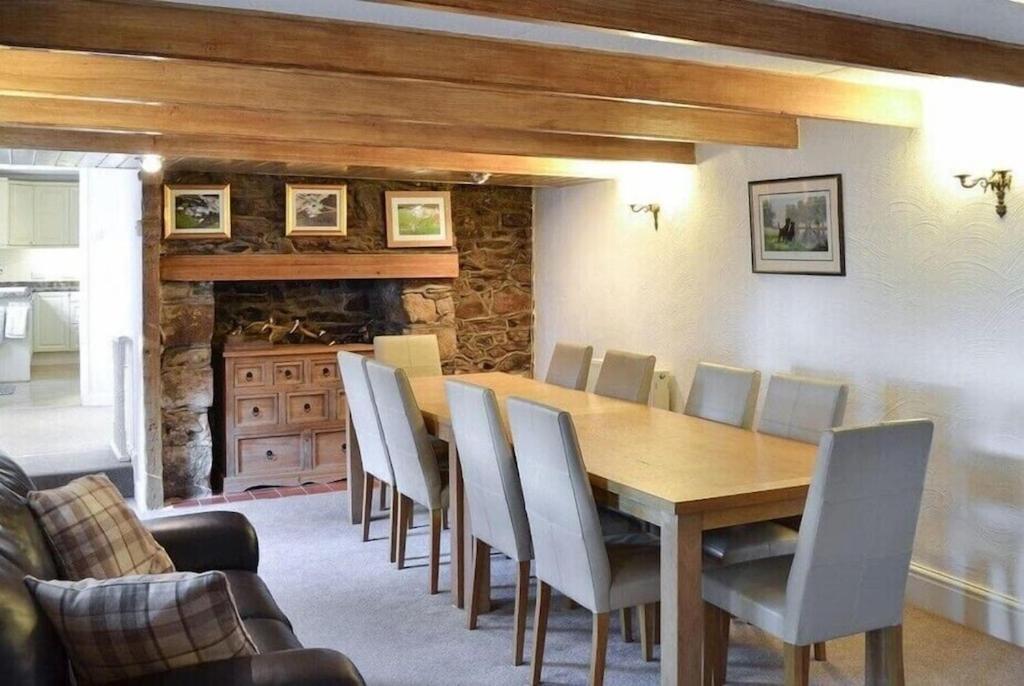 Large Family House - Sleeps 10. Location. 15 Mins From Coast. *