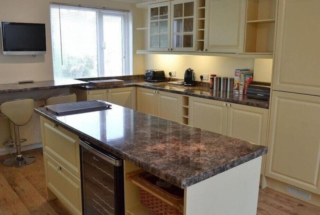 Large Family House - Sleeps 10. Location. 15 Mins From Coast. * Truro