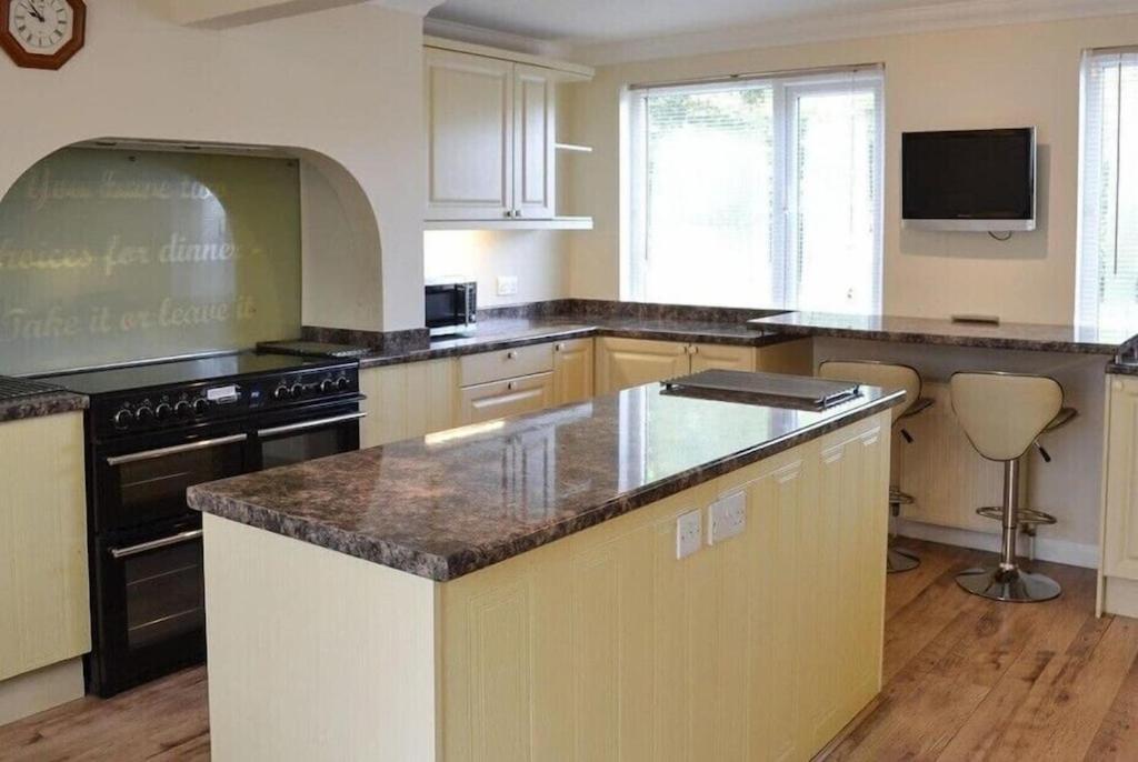 Large Family House - Sleeps 10. Location. 15 Mins From Coast. Holiday home *