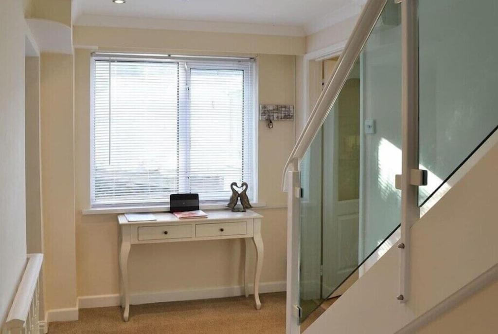 Large Family House - Sleeps 10. Location. 15 Mins From Coast. Truro