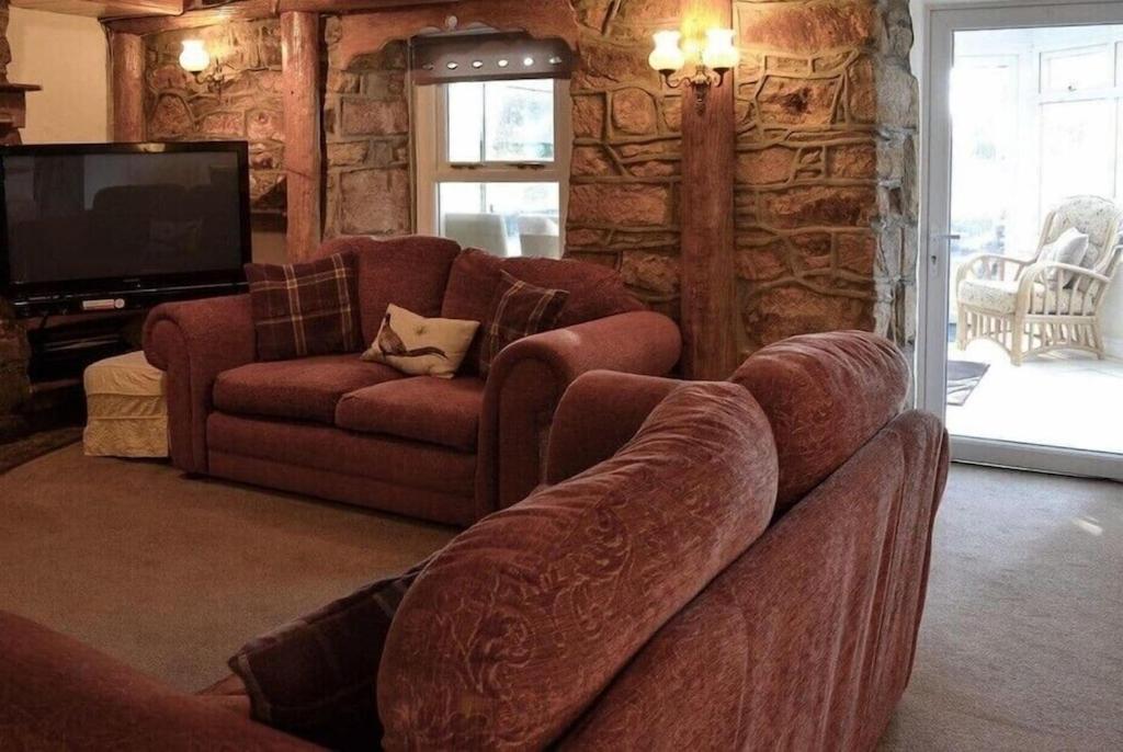 Large Family House - Sleeps 10. Location. 15 Mins From Coast.