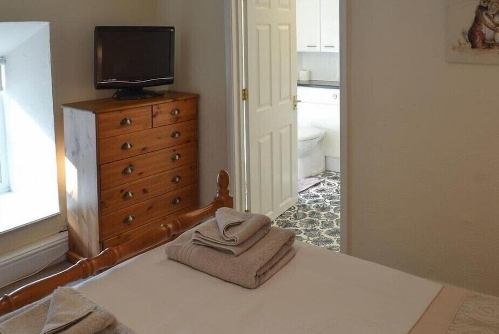 Large Family House - Sleeps 10. Location. 15 Mins From Coast.