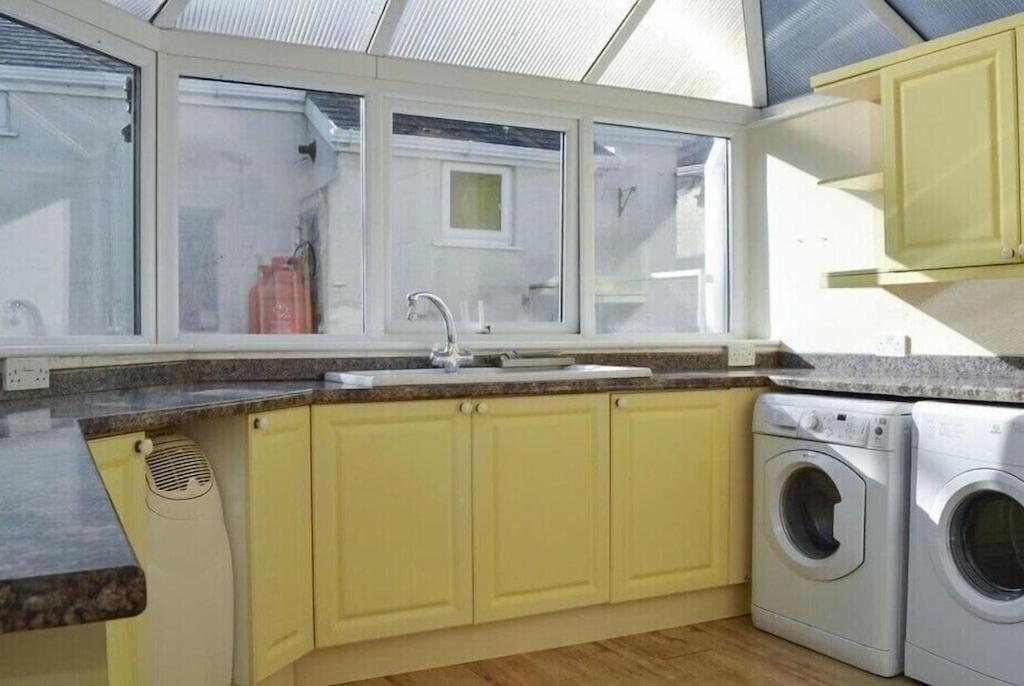 Large Family House - Sleeps 10. Location. 15 Mins From Coast. Holiday home Truro