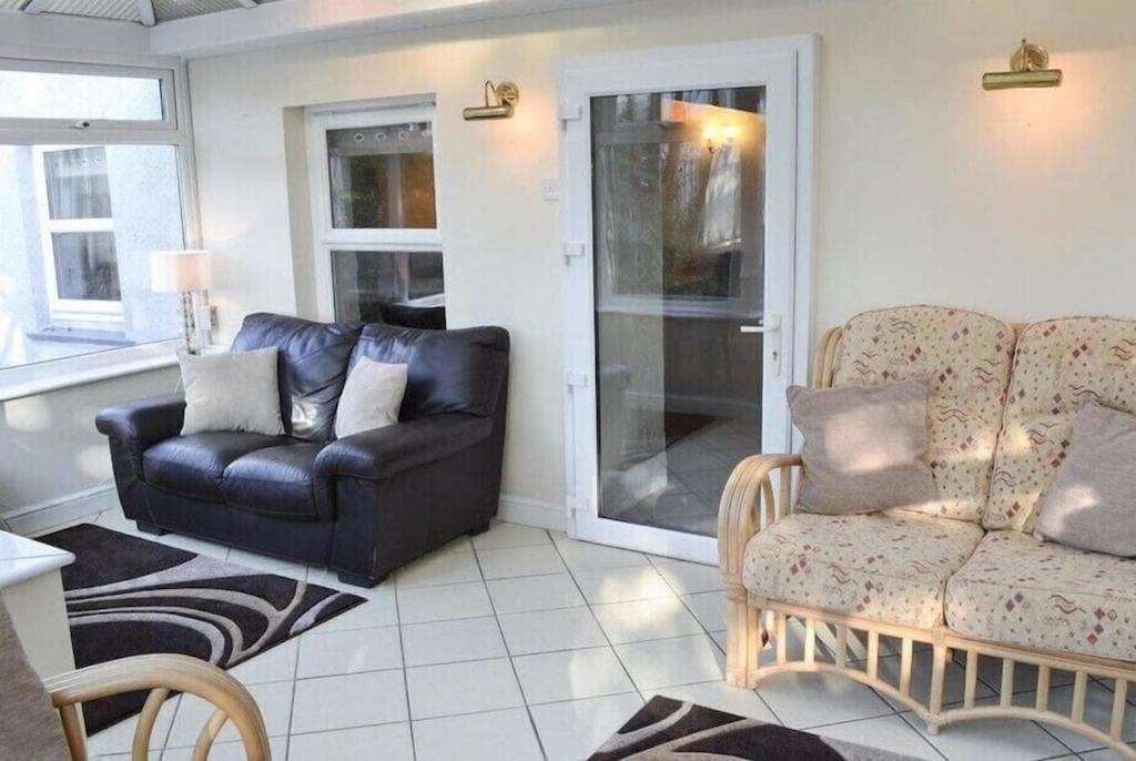 Large Family House - Sleeps 10. Location. 15 Mins From Coast.