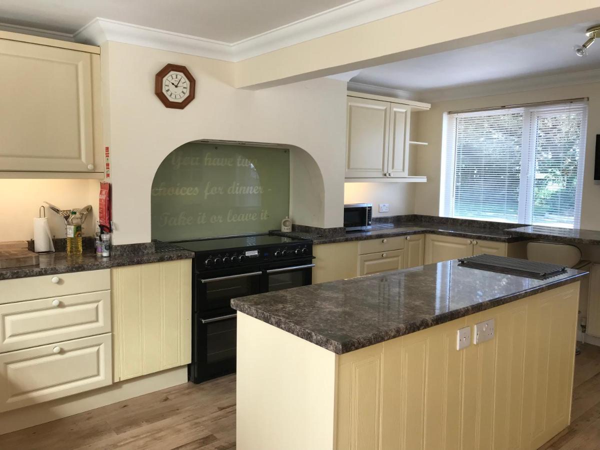 Holiday home Large Family House - Sleeps 10. Location. 15 Mins From Coast.