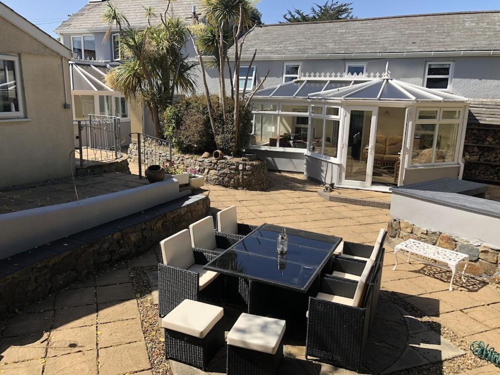 Holiday home Large Family House - Sleeps 10. Location. 15 Mins From Coast.