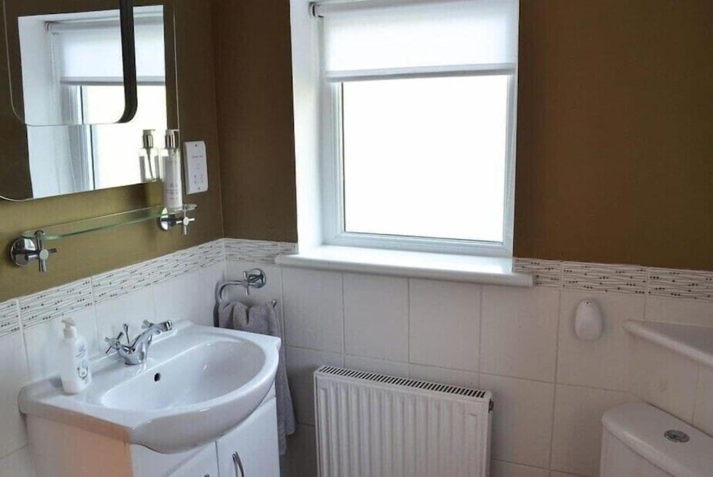Large Family House - Sleeps 10. Location. 15 Mins From Coast. Truro