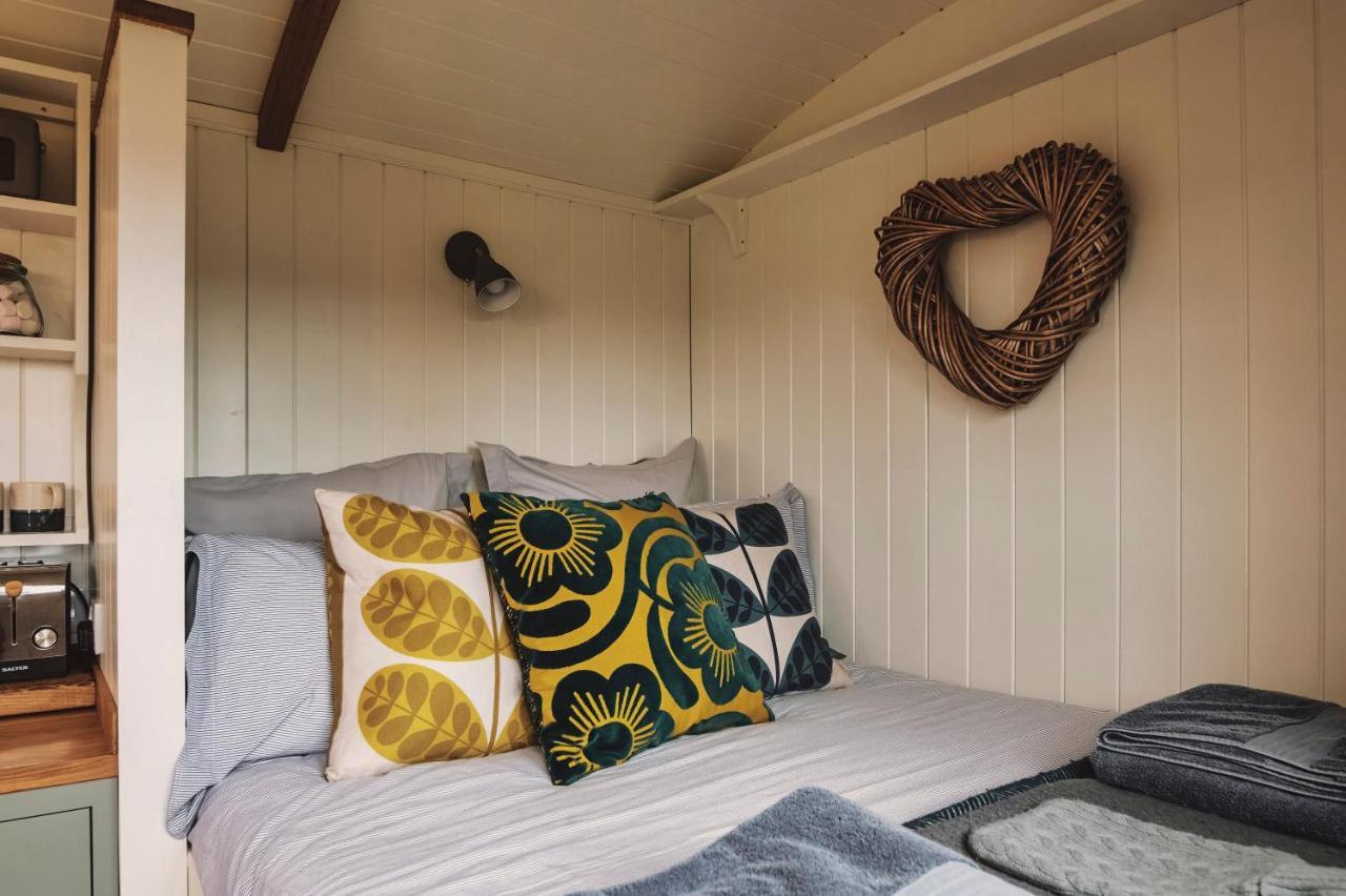 Luxury Shepherd's Hut On Flower Farm With Outdoor Bath In Mid Cornwall Campsite *