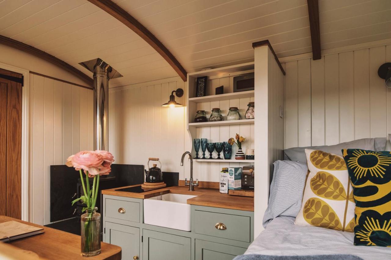 Luxury Shepherd's Hut On Flower Farm With Outdoor Bath In Mid Cornwall