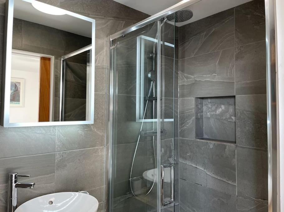 Holiday home Stunning, Modern And Spacious House - *
