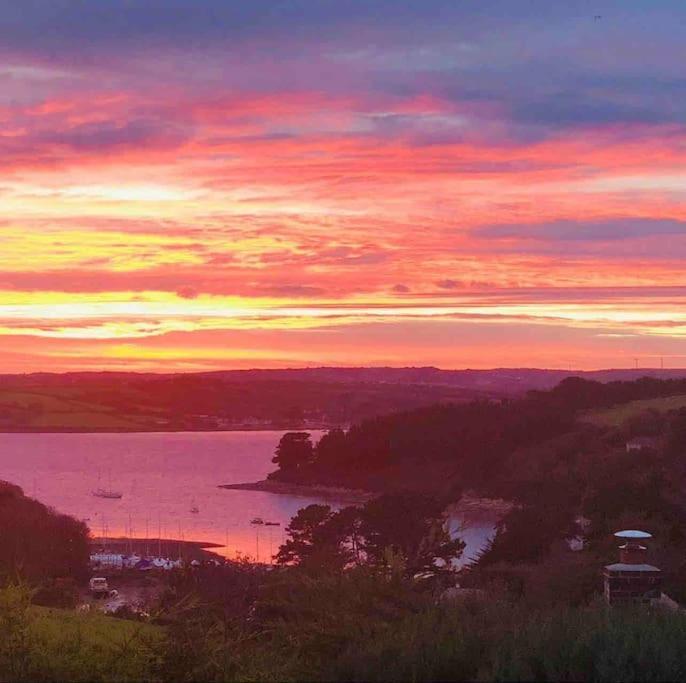 Gorgeous 3 Bed House With Sea Views And Hot Tub *