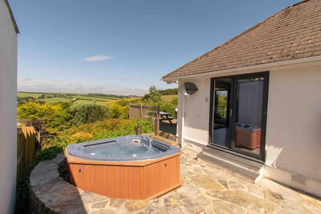 Holiday home Gorgeous 3 Bed House With Sea Views And Hot Tub Truro