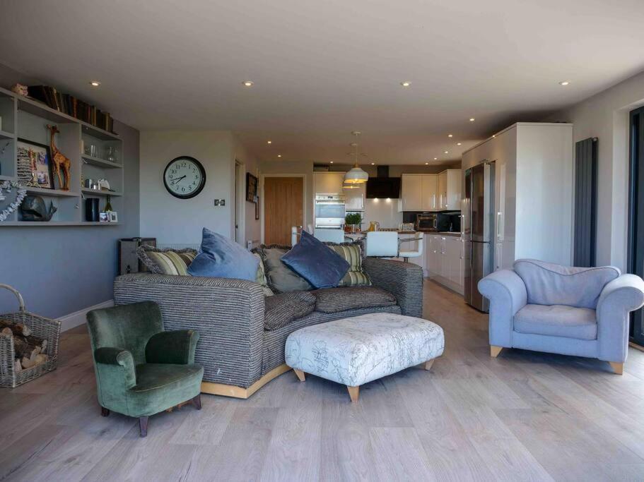 Holiday home Gorgeous 3 Bed House With Sea Views And Hot Tub *