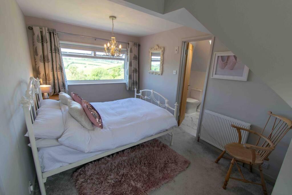 Gorgeous 3 Bed House With Sea Views And Hot Tub