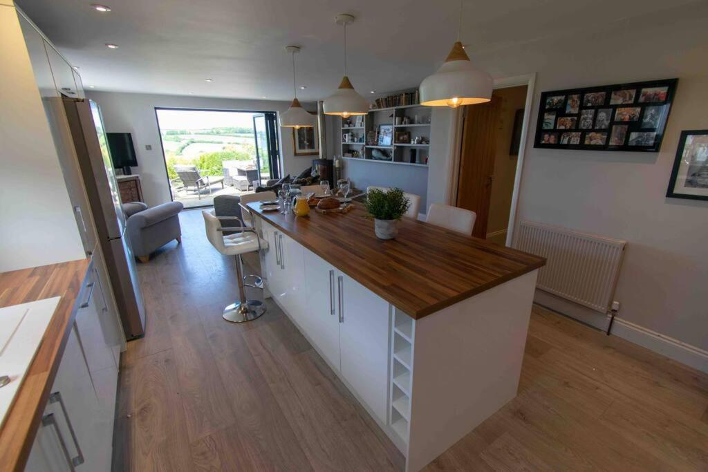 Gorgeous 3 Bed House With Sea Views And Hot Tub *