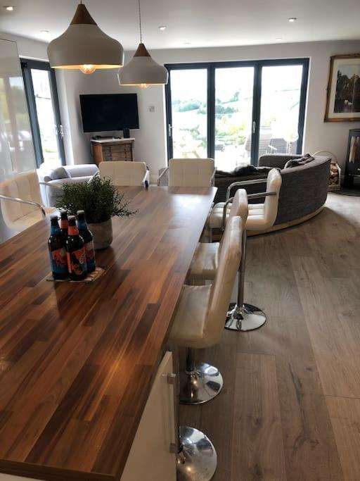 Gorgeous 3 Bed House With Sea Views And Hot Tub