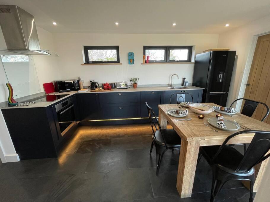 The At Camels: Idyllic On The Roseland Apartment Truro