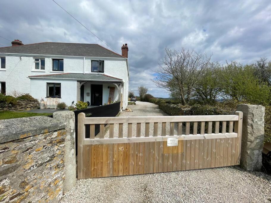 The At Camels: Idyllic On The Roseland *