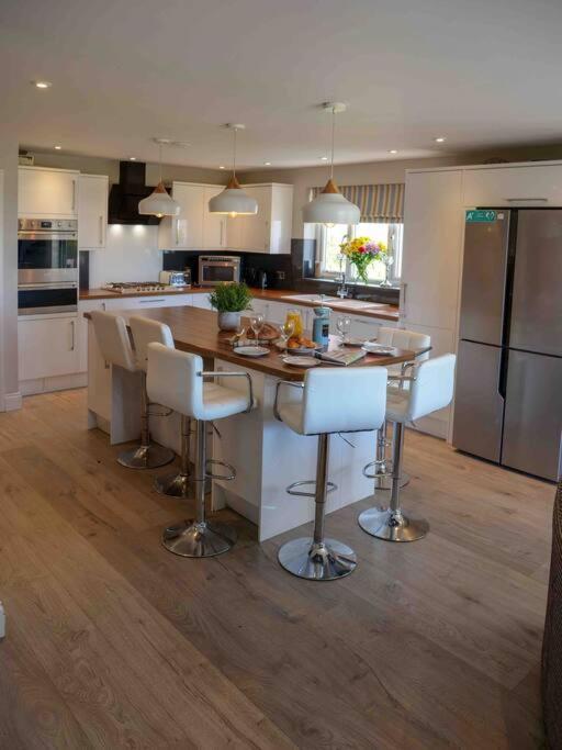 Gorgeous 3 Bed House With Sea Views And Hot Tub Holiday home *