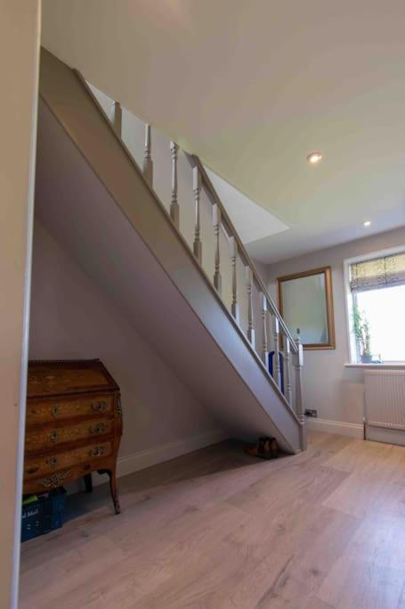 Gorgeous 3 Bed House With Sea Views And Hot Tub