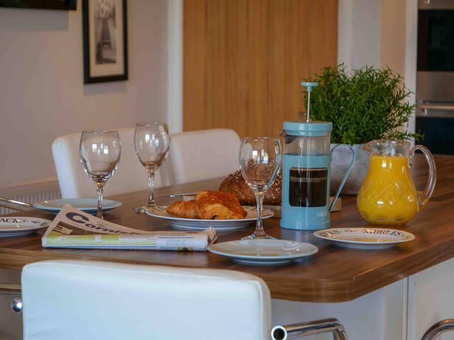 Gorgeous 3 Bed House With Sea Views And Hot Tub Holiday home Truro