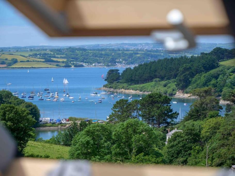 Gorgeous 3 Bed House With Sea Views And Hot Tub