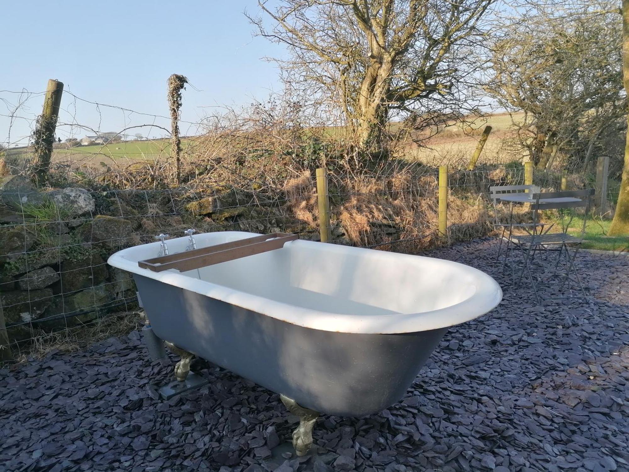 Campsite Luxury Shepherd's Hut On Flower Farm With Outdoor Bath In Mid Cornwall *