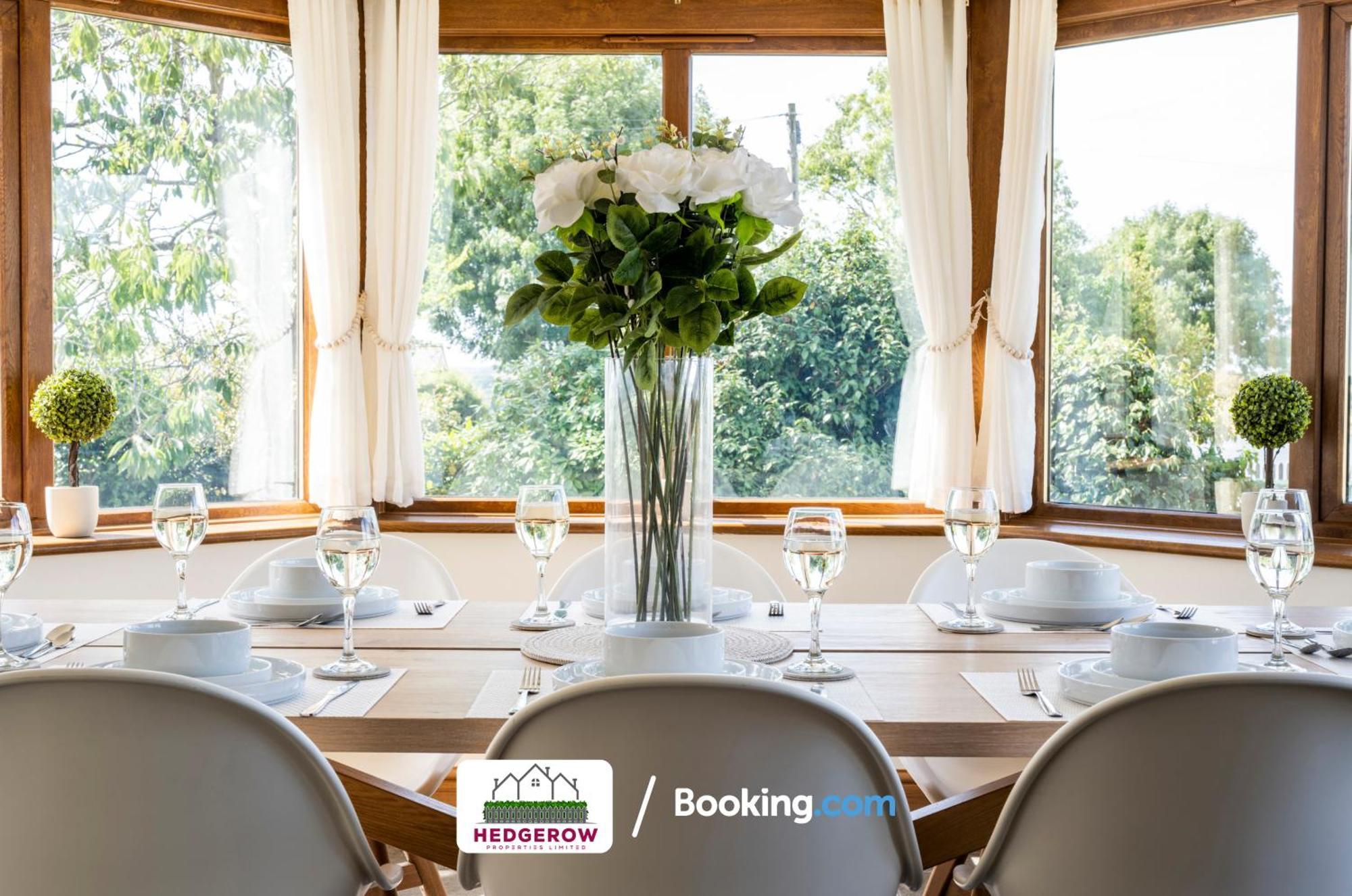 Hedgerow Haven: Spacious 5-bedroom Retreat Holiday home Truro