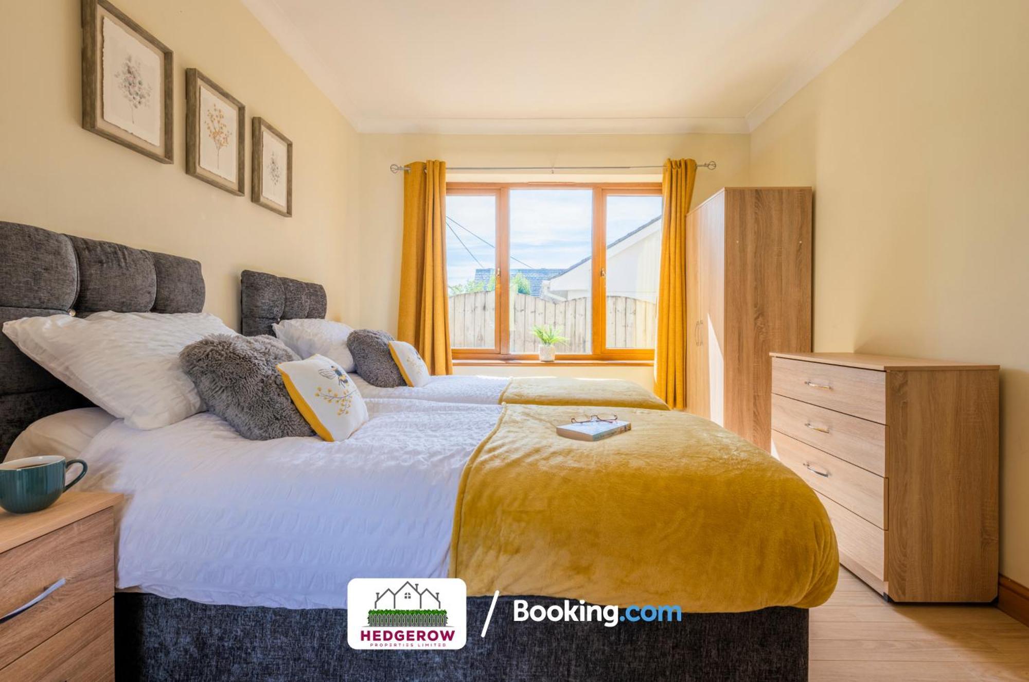 Hedgerow Haven: Spacious 5-bedroom Retreat Holiday home Truro