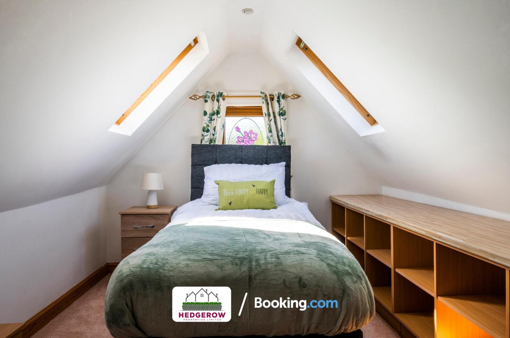 Hedgerow Haven: Spacious 5-bedroom Retreat Holiday home Truro