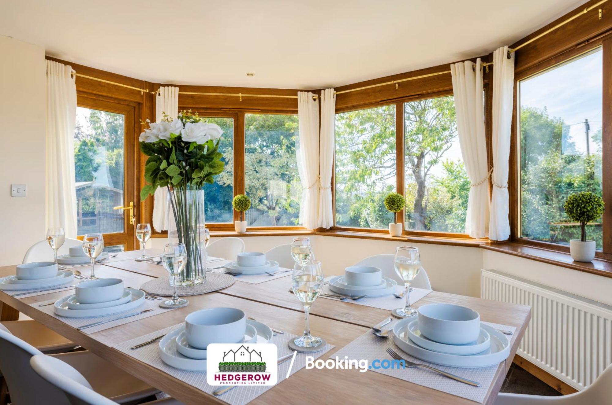 Hedgerow Haven: Spacious 5-bedroom Retreat Truro