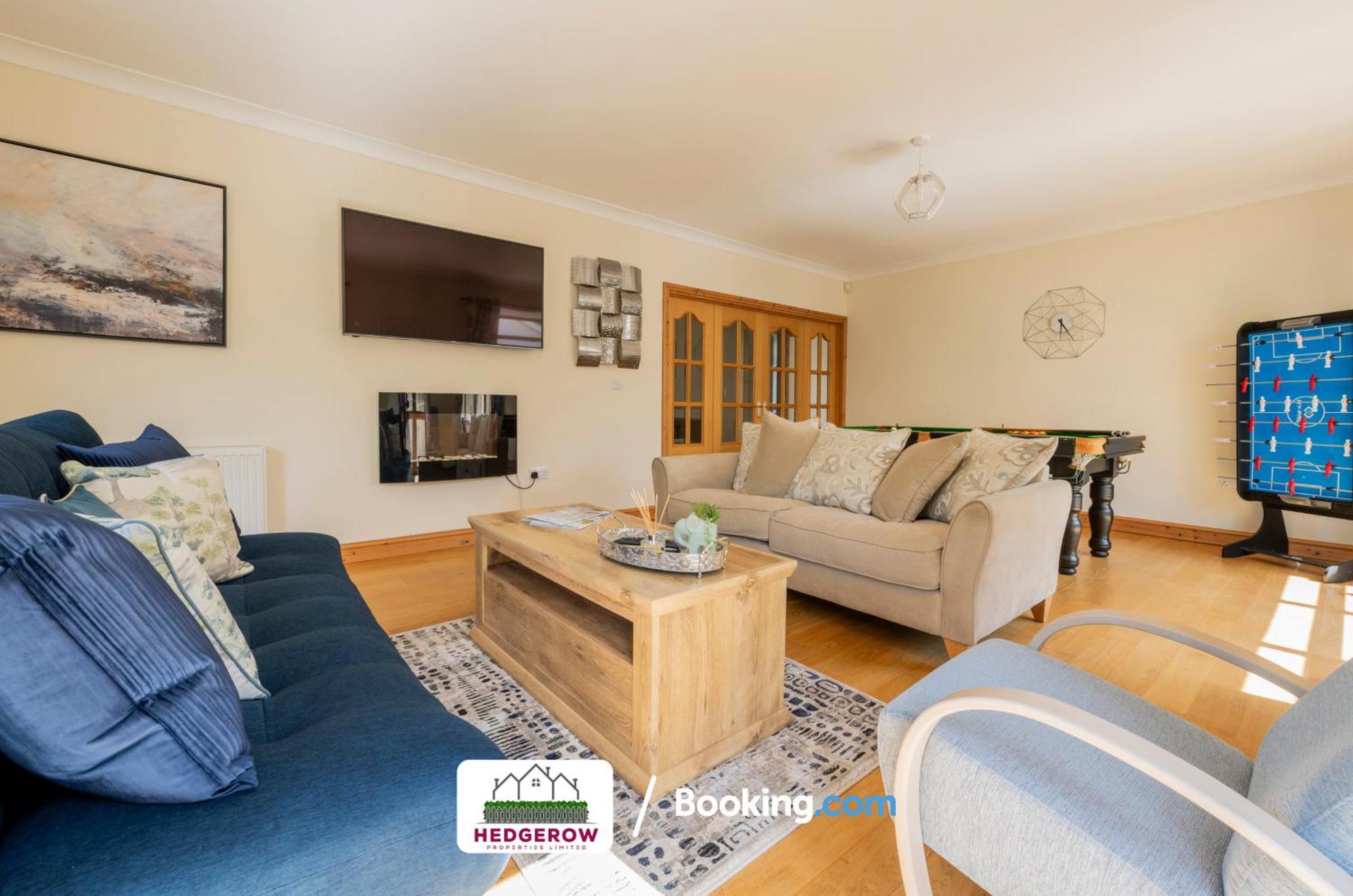 Hedgerow Haven: Spacious 5-bedroom Retreat *