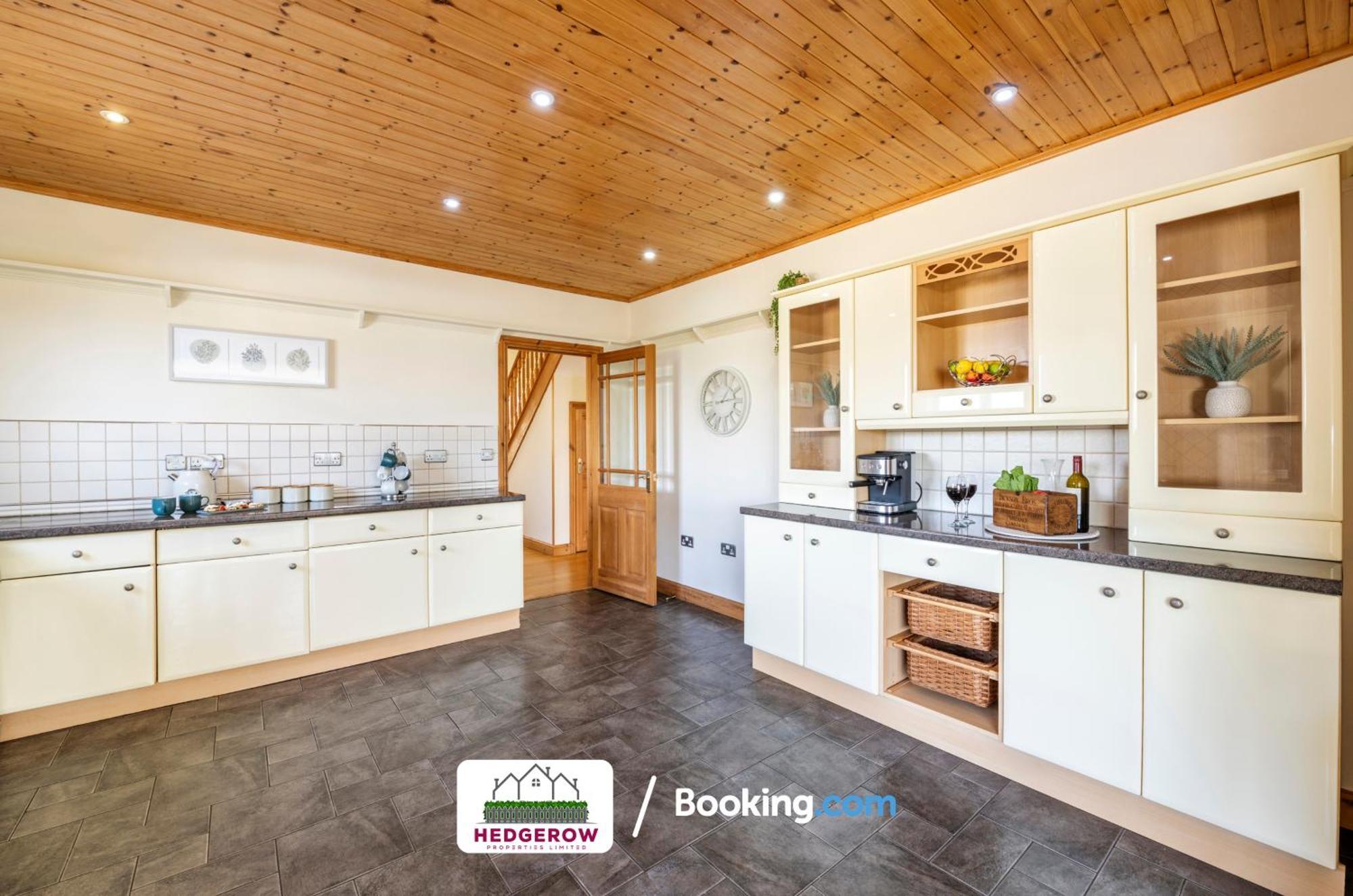 Holiday home Hedgerow Haven: Spacious 5-bedroom Retreat Truro