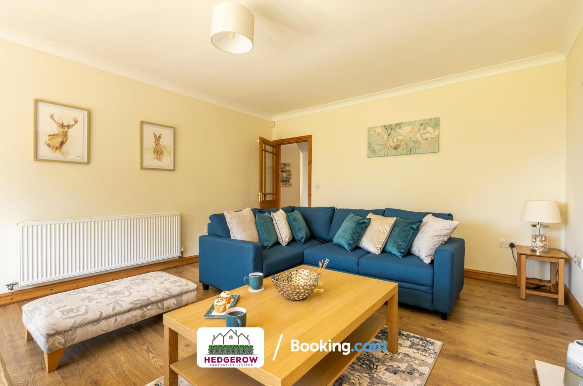 Hedgerow Haven: Spacious 5-bedroom Retreat * Truro