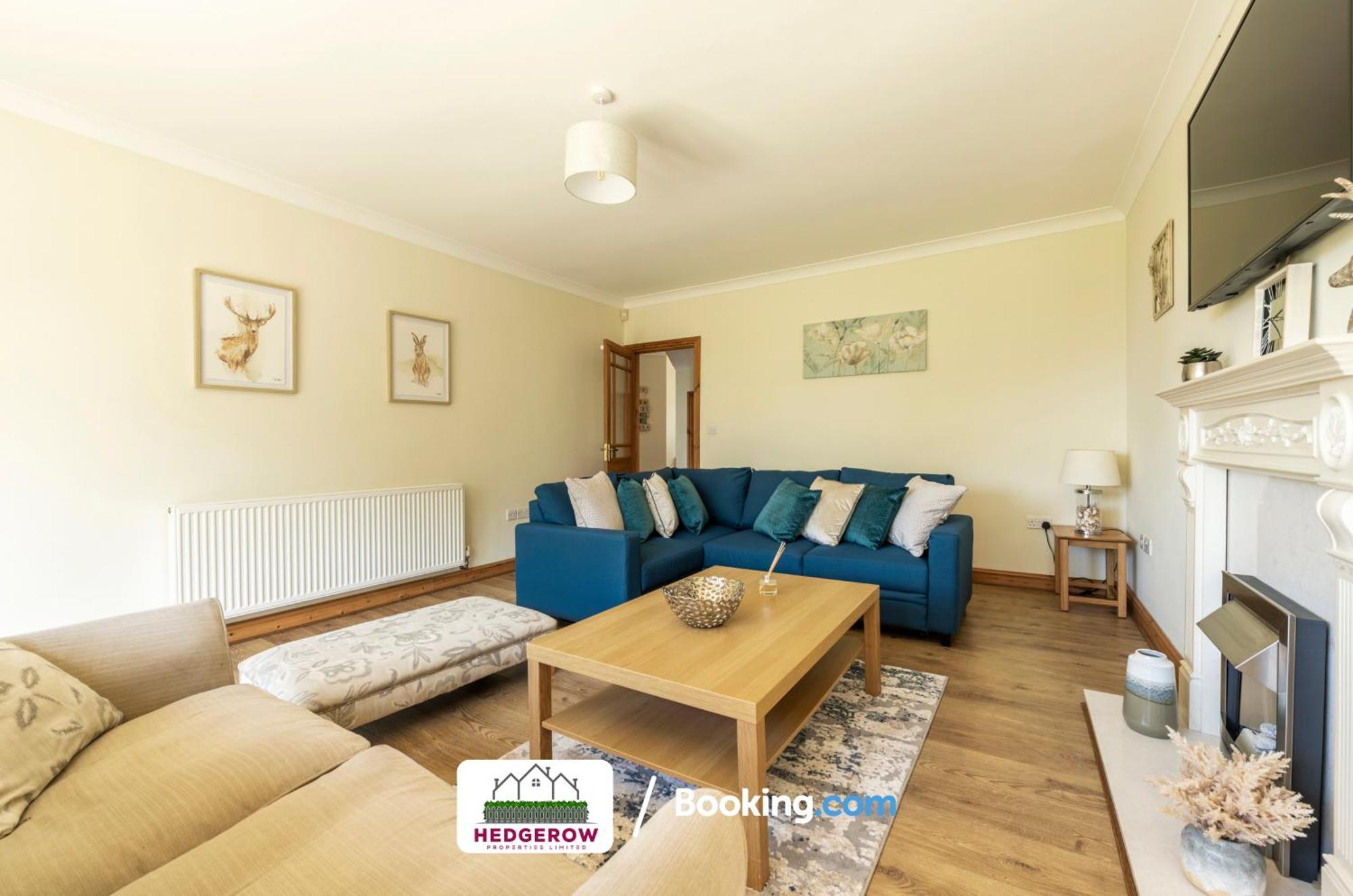 Hedgerow Haven: Spacious 5-bedroom Retreat *