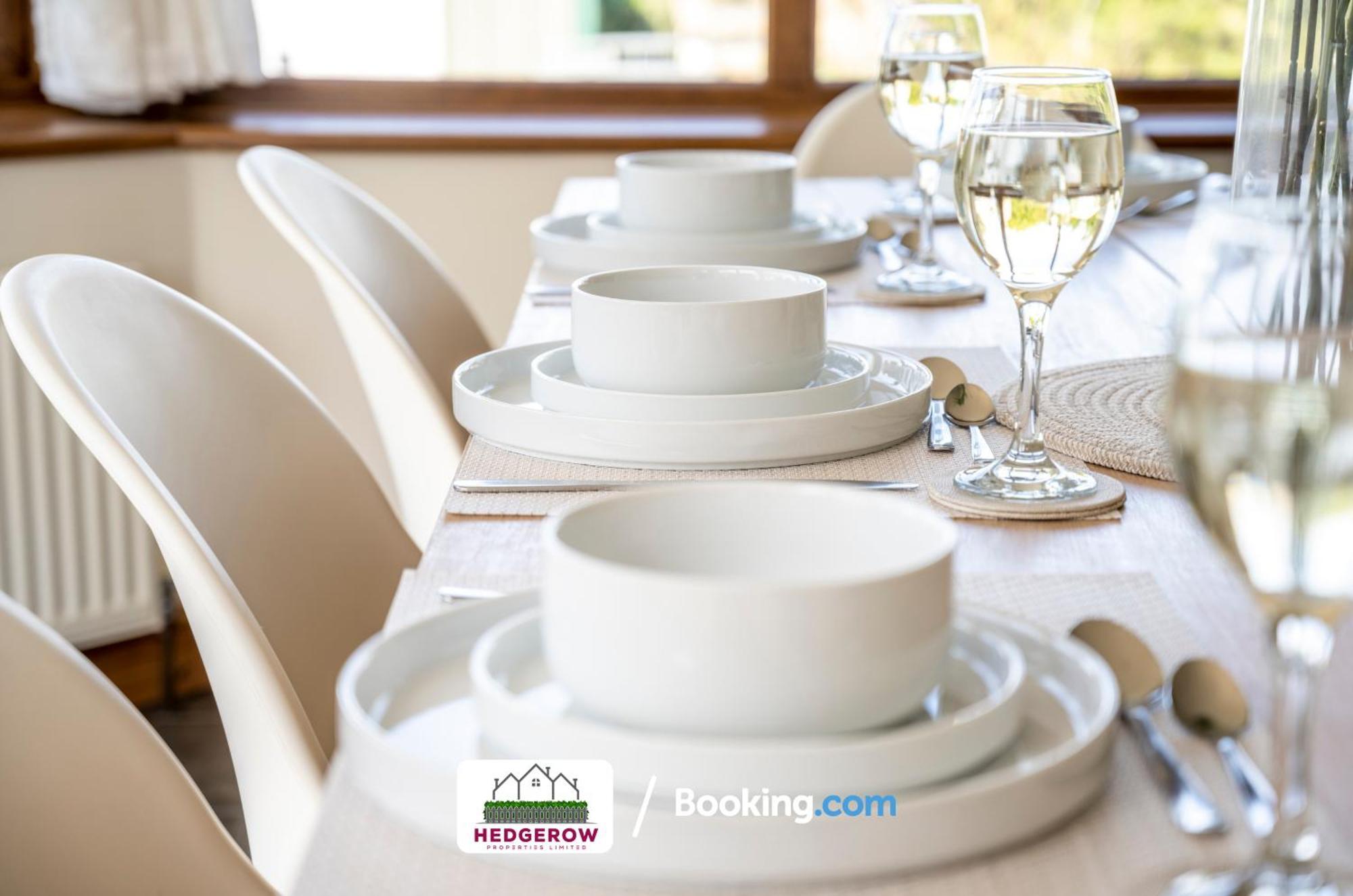 Hedgerow Haven: Spacious 5-bedroom Retreat Holiday home Truro