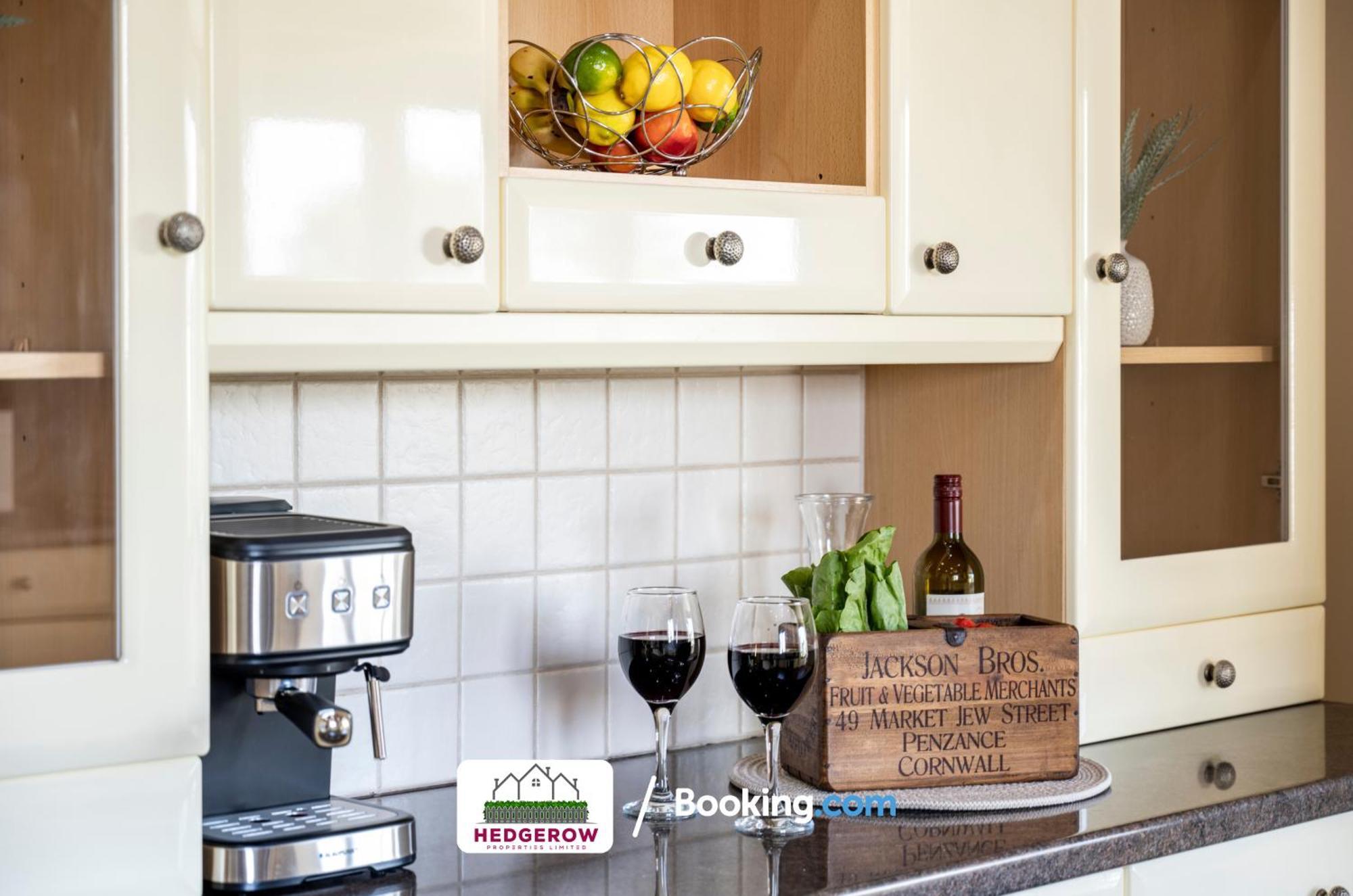 Hedgerow Haven: Spacious 5-bedroom Retreat Holiday home