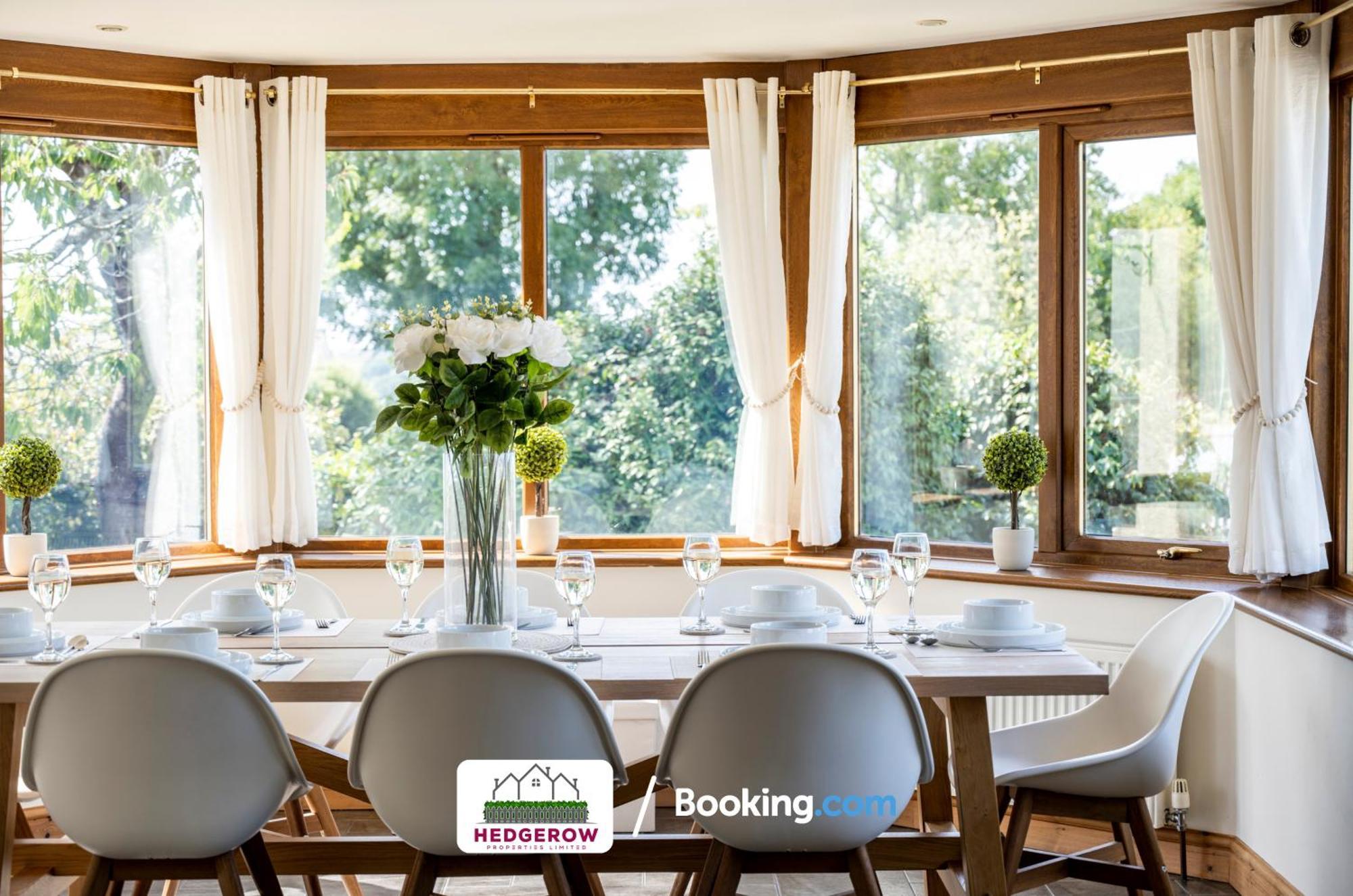 Hedgerow Haven: Spacious 5-bedroom Retreat *