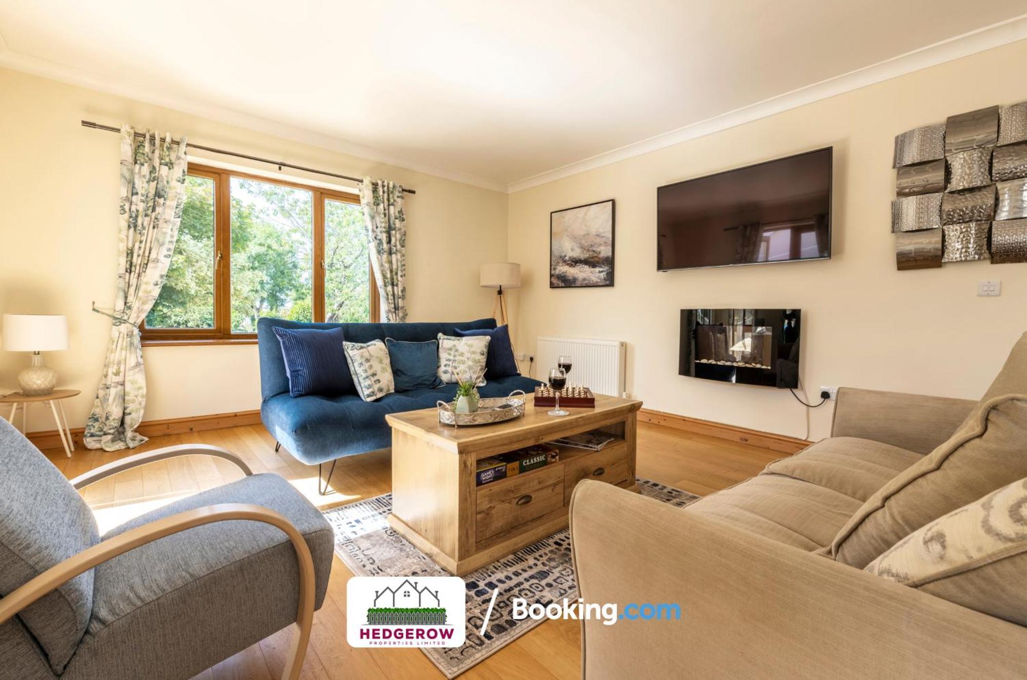 Hedgerow Haven: Spacious 5-bedroom Retreat