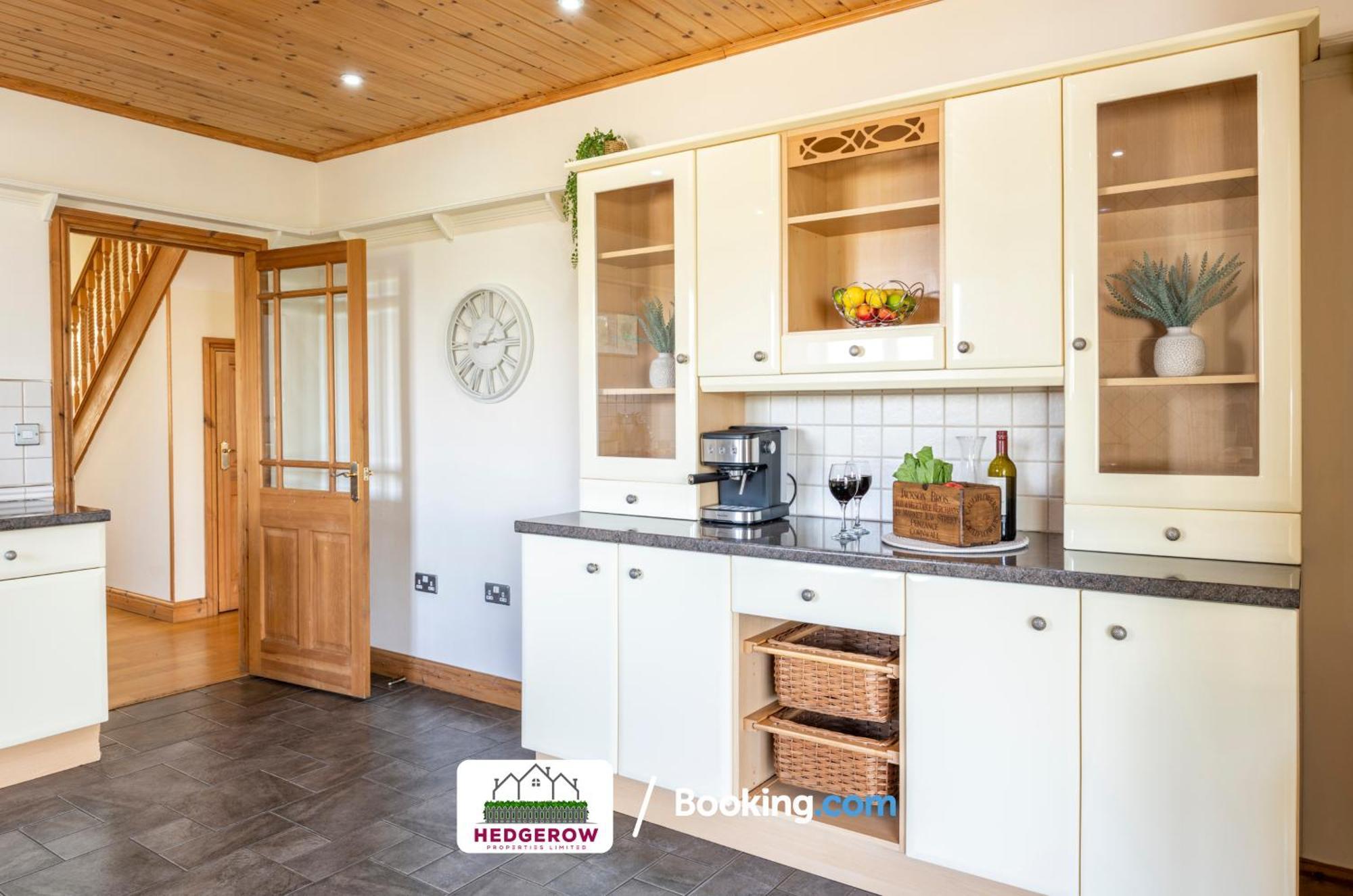 Holiday home Hedgerow Haven: Spacious 5-bedroom Retreat Truro