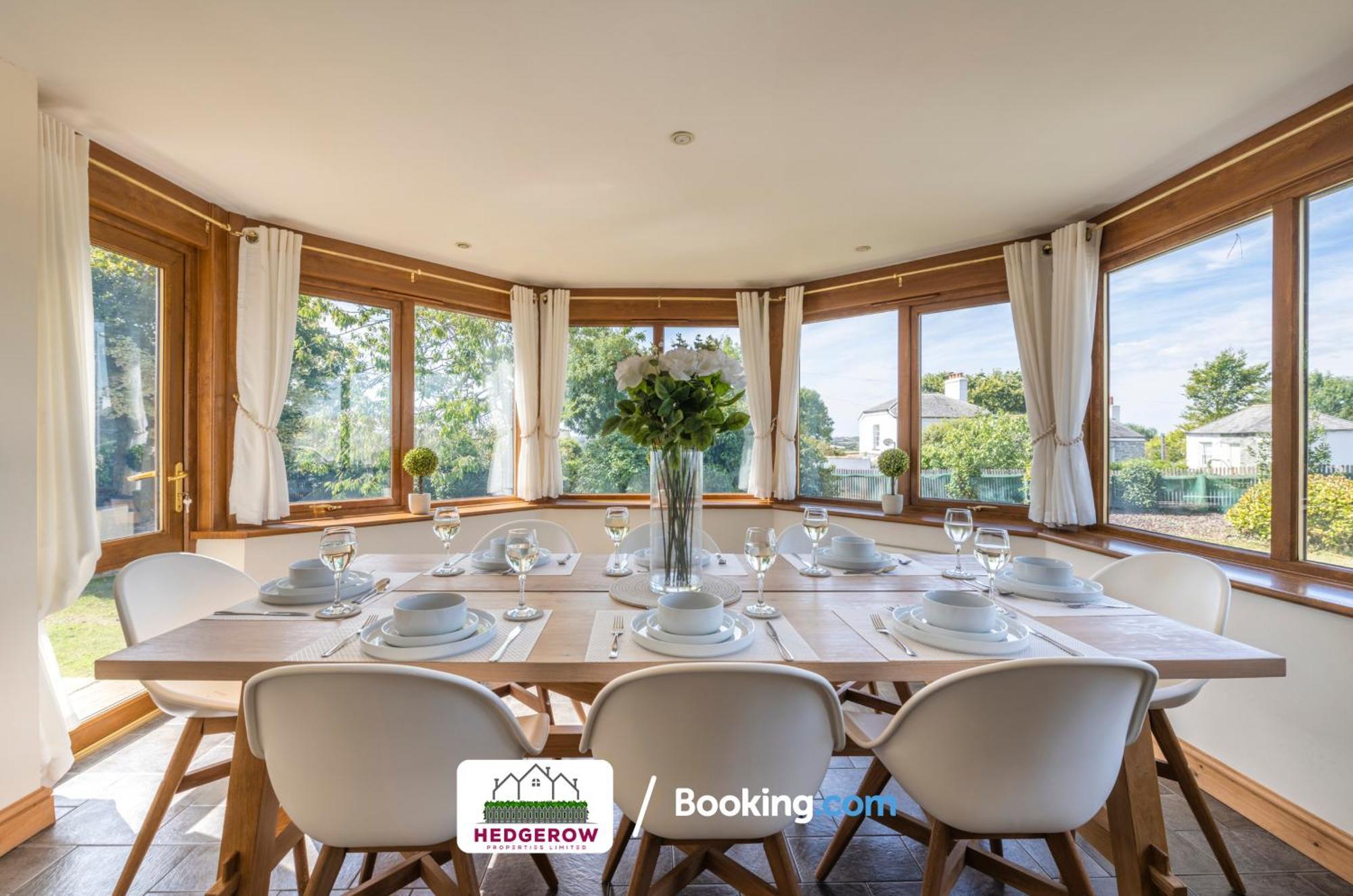 Hedgerow Haven: Spacious 5-bedroom Retreat Truro