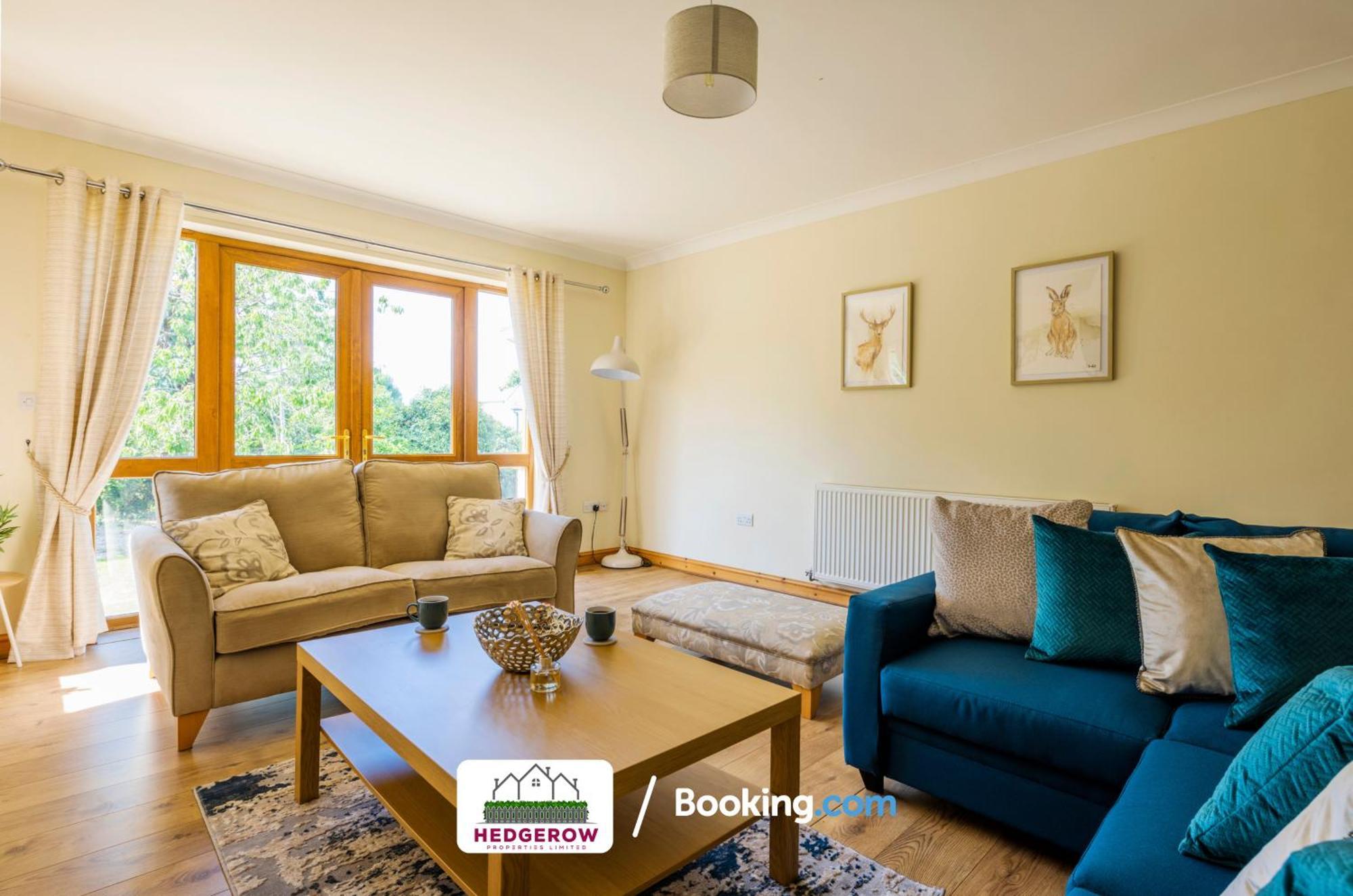 Hedgerow Haven: Spacious 5-bedroom Retreat Holiday home *