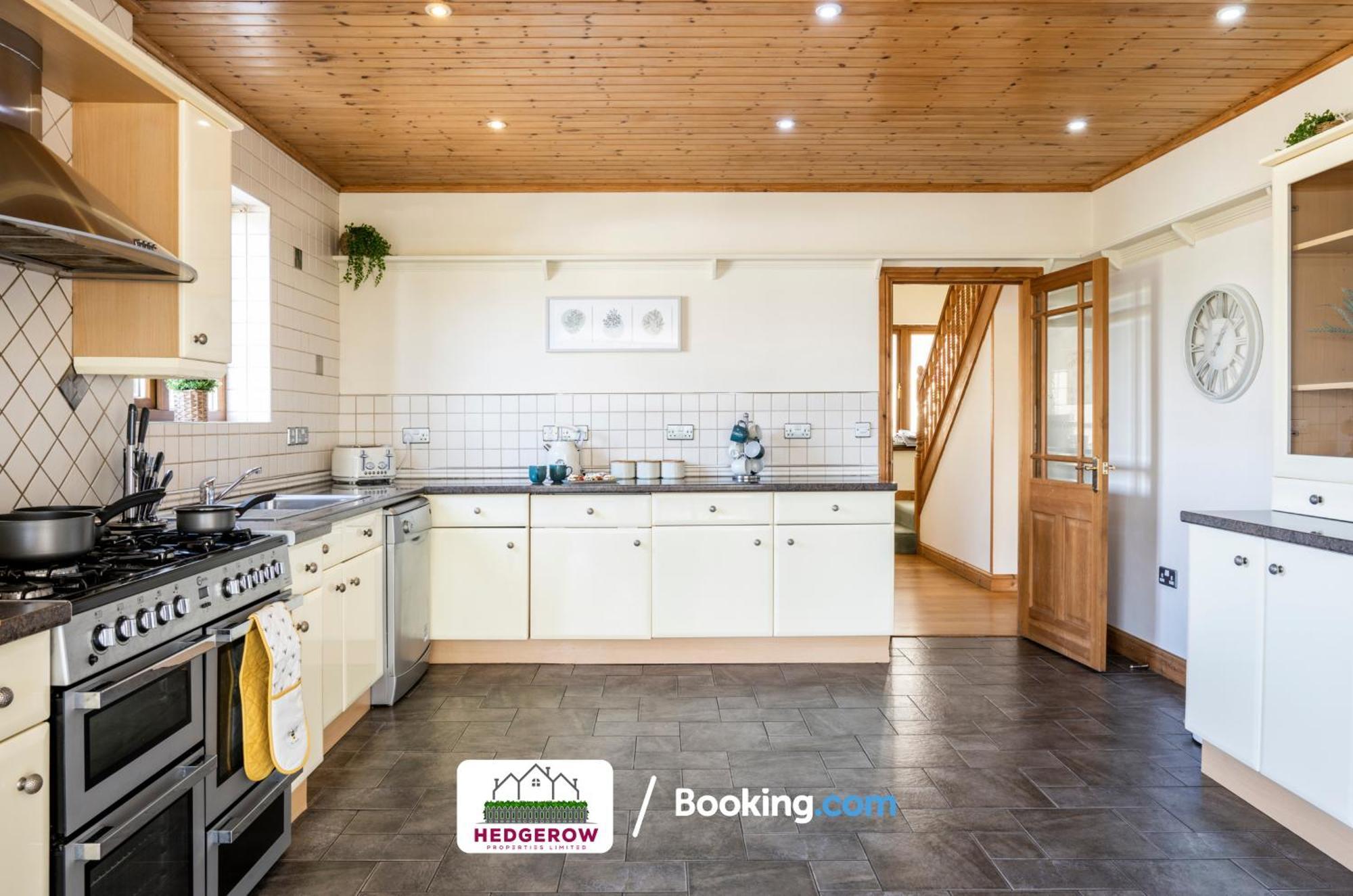 Holiday home Hedgerow Haven: Spacious 5-bedroom Retreat